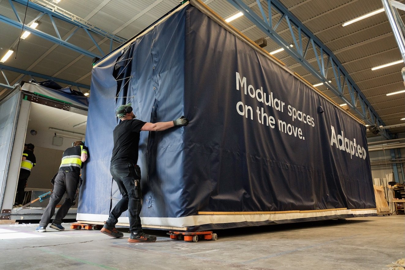 Circular Adapteo modular spaces and buildings ready for transport